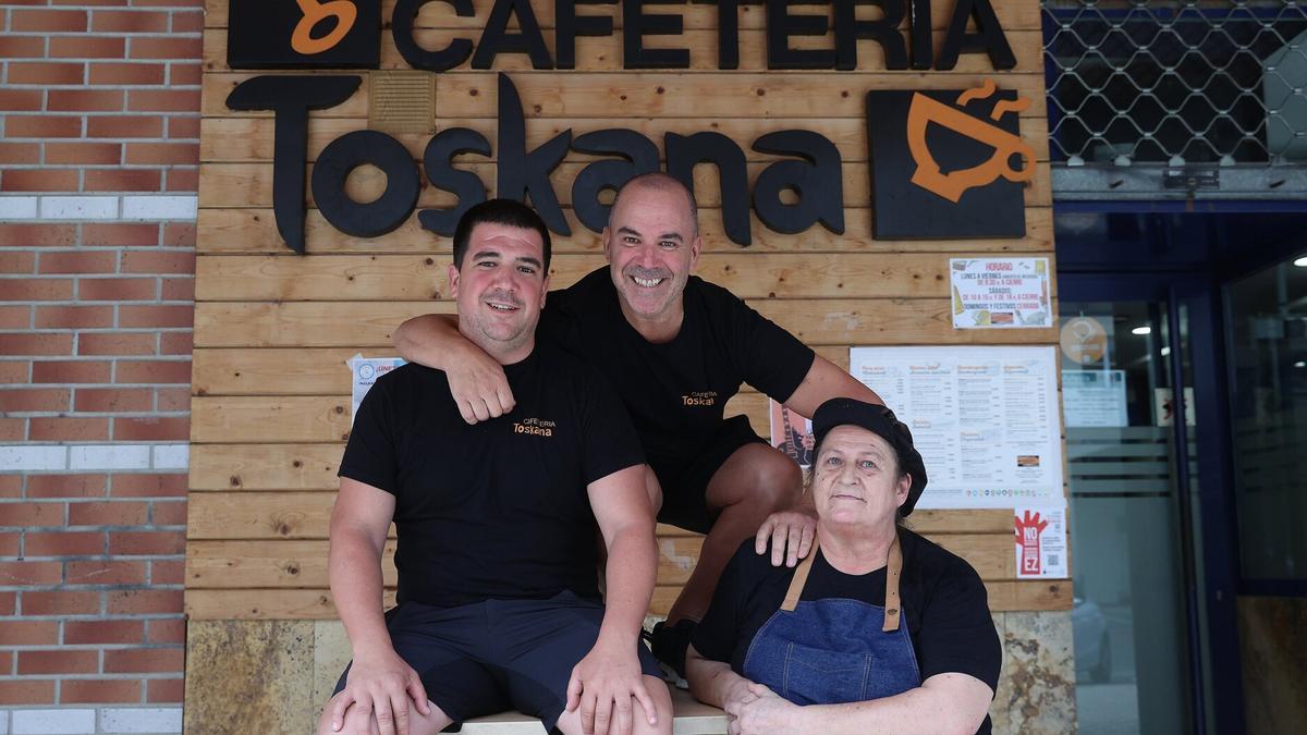 De izquierda a derecha, Juan Ignacio Percaz, Arkaitz Rekalde y Edurne Luquin, la cocinera.