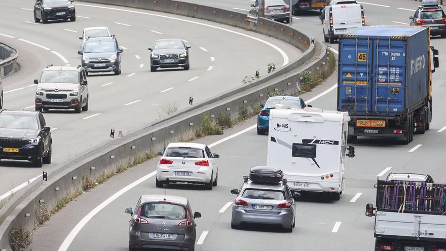 Llenar el depósito o apurar la reserva, ¿cómo se ahorra más?