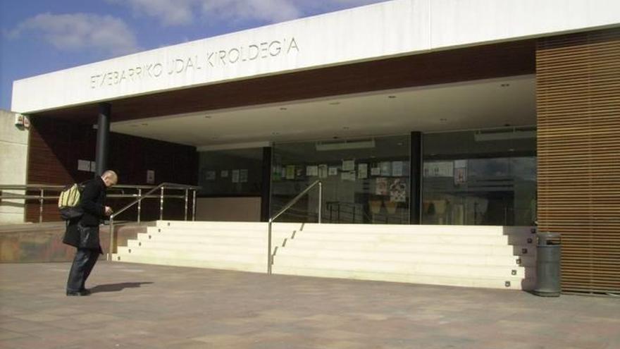 Detenido por robar en las taquillas del polideportivo de Etxebarri