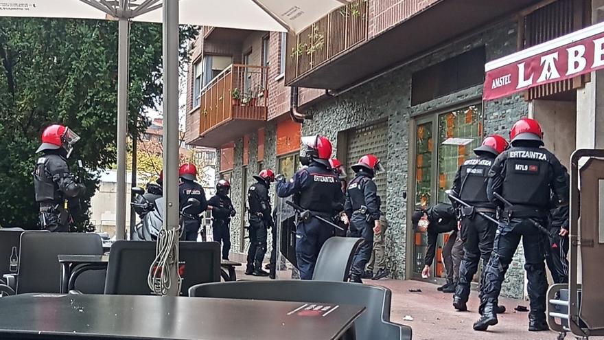 Operativo de la Ertzaintza ante la llegada de ultras del Racing