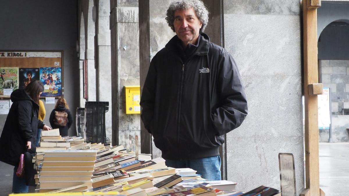 Jorge López, en el puesto de venta de libros y discos de segunda mano que la asociación Kaleko Elkartasun eta Kultur Elkartea instaló en Azkoitia hace unos días.