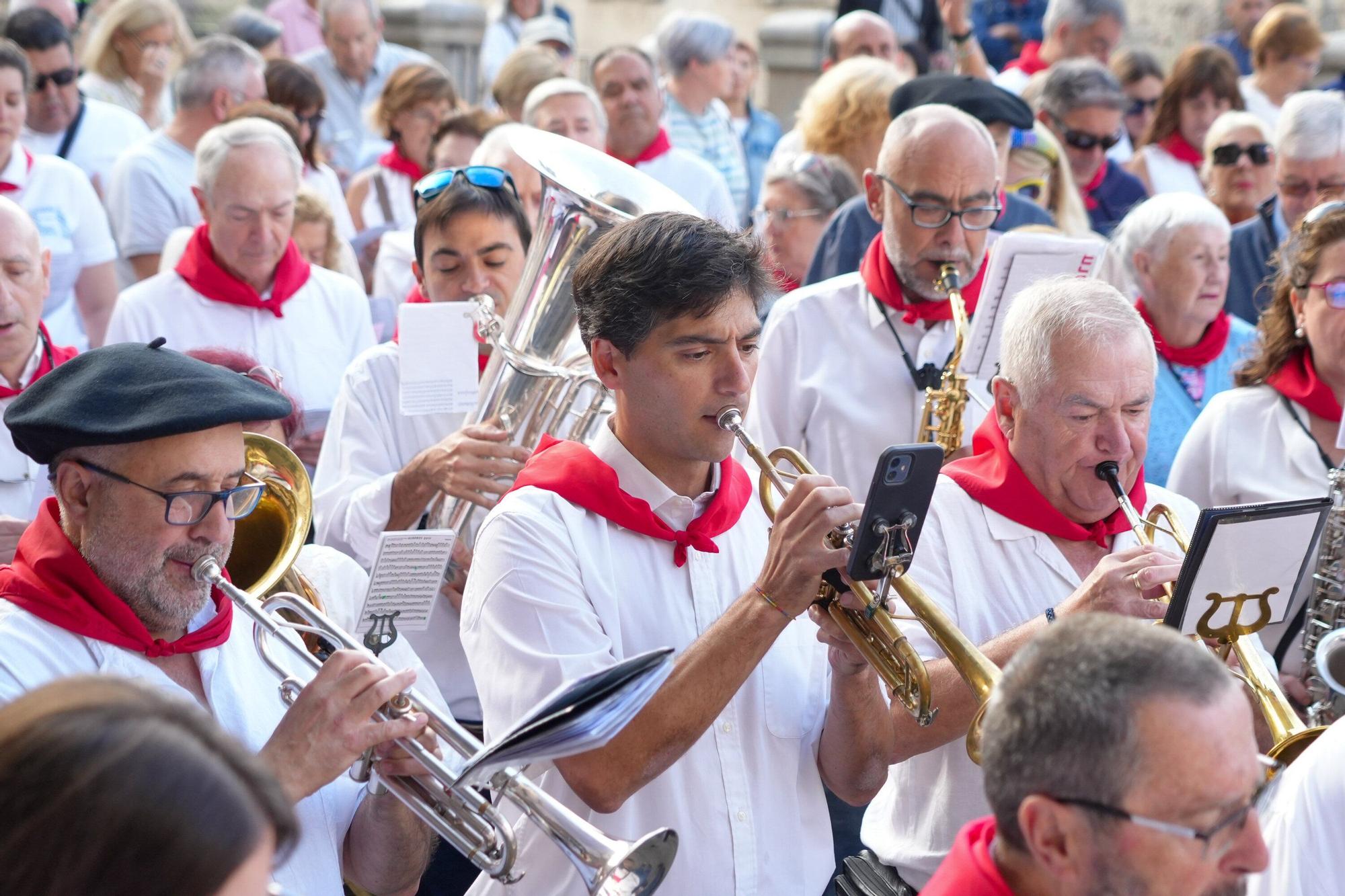 En imágenes: Los auroros despiertan a Vitoria con sus canciones