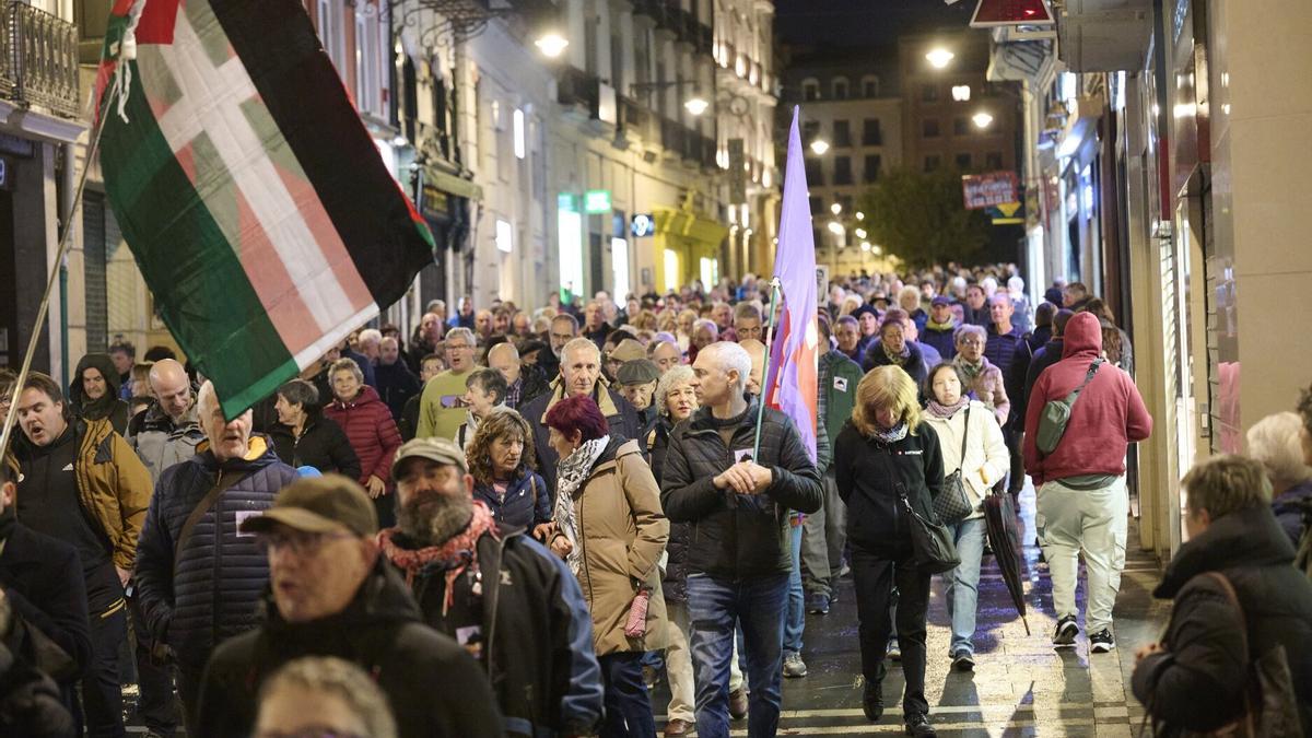 Una multitud de personas recooren las calles de Pamplona durante la manifestación.