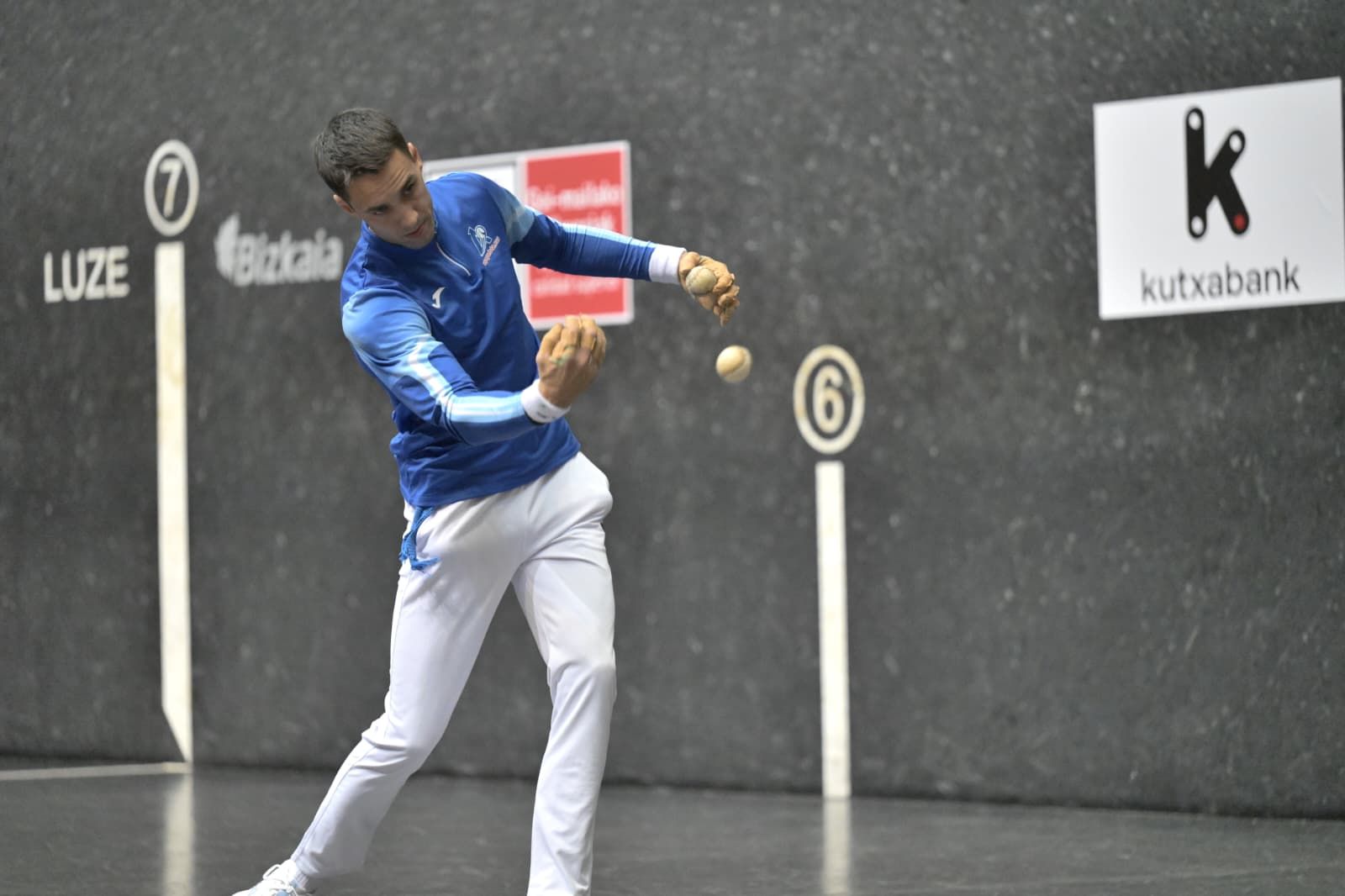 Peio Etxeberria (colorado) y Javier Zabala (azul) eligen material para la final del Cuatro y Medio.