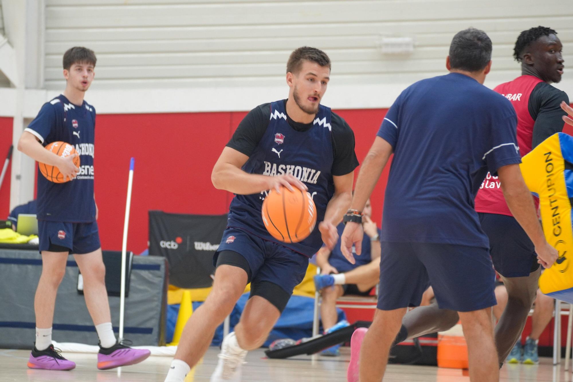 En imágenes: Así entrena el Baskonia bajo las órdenes de Galbiati