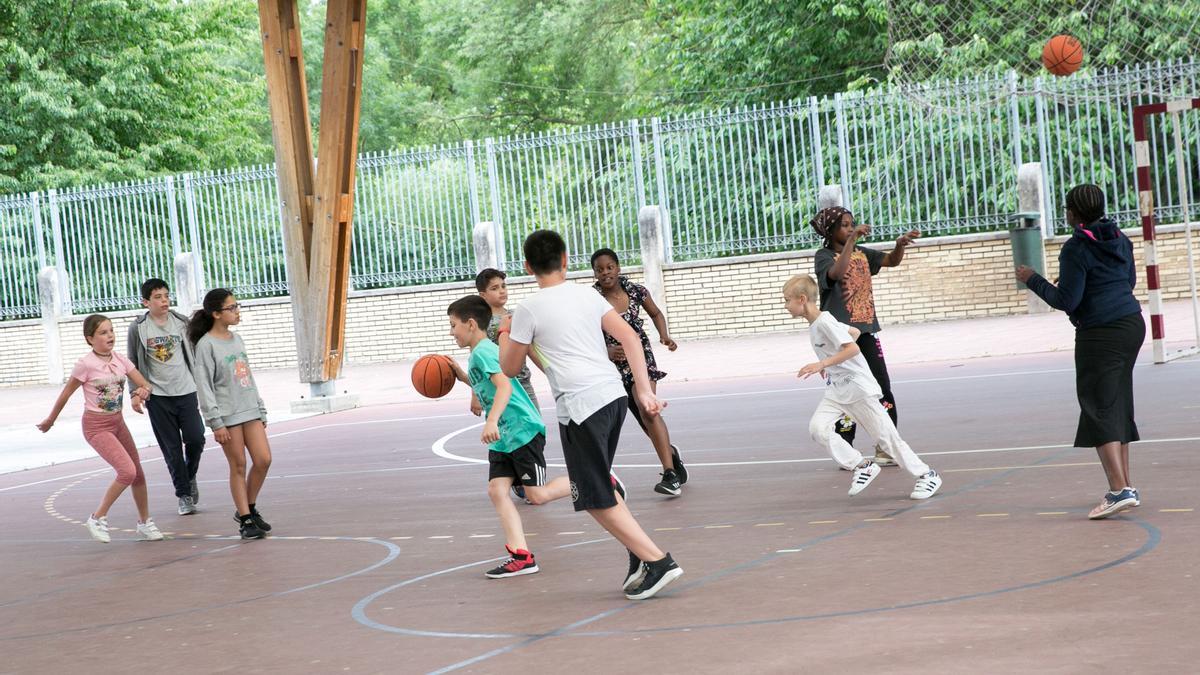 Menores jugando a baloncesto en Pamplona.