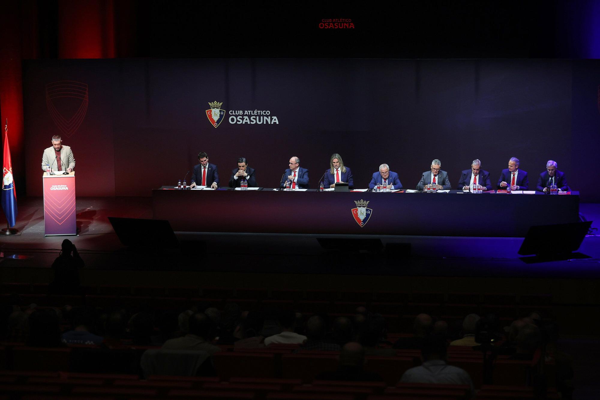 Fotos de la Asamblea de socios de Osasuna en Baluarte