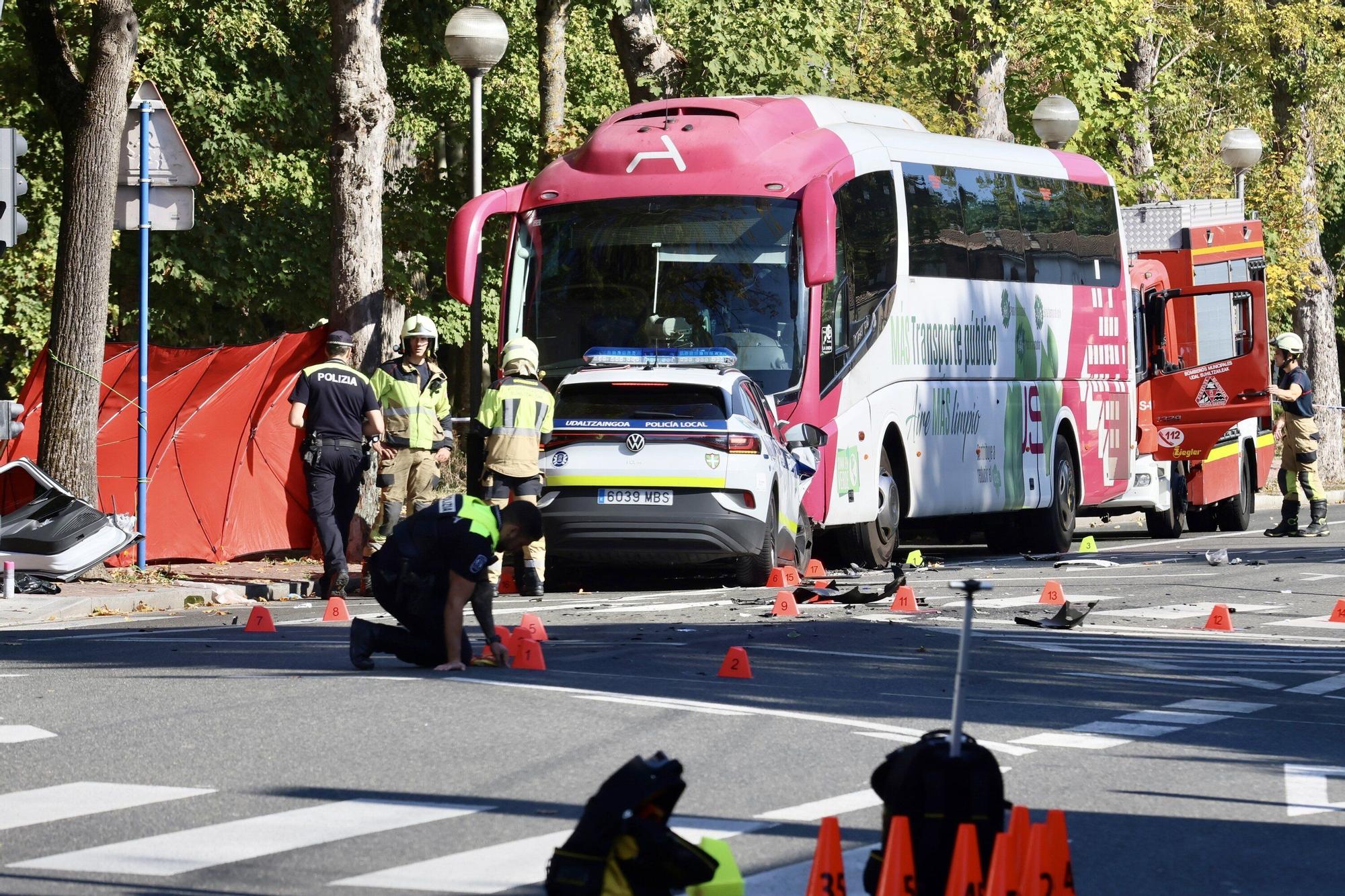 Un coche de la Policía Local se empotra contra un autobús