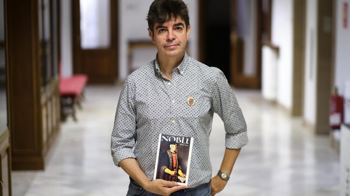 Mikel Zuza, con un ejemplar de &#039;Noble&#039;.