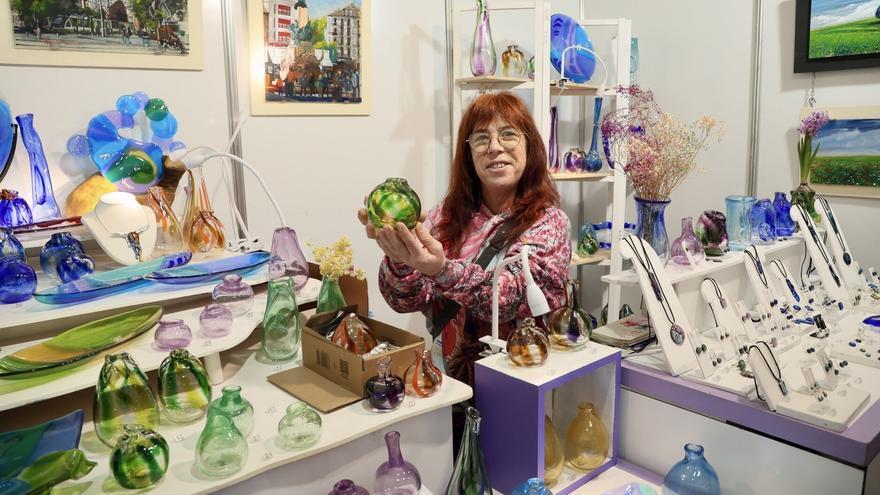 Los artesanos de la feria Lan ta Lan aguardan la llegada de Olentzero para animar sus ventas