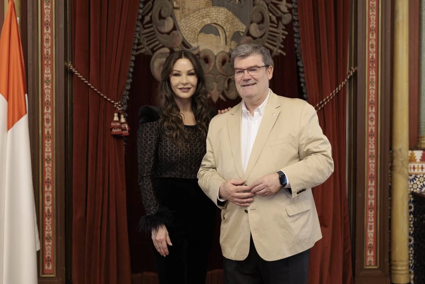 Catherine Zeta-Jones y el equipo de la serie 'Kill Jackie' visitan el Ayuntamiento de Bilbao