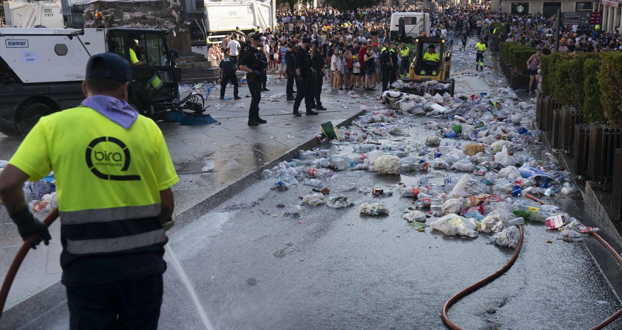 En imágenes: Los servicios de limpieza retiran la basura del txupinazo