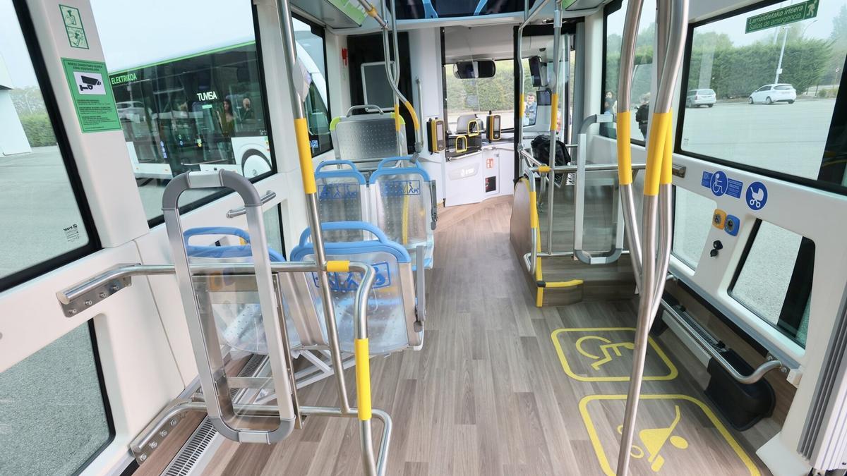 Interior de uno de los nuevos autobuses eléctricos.