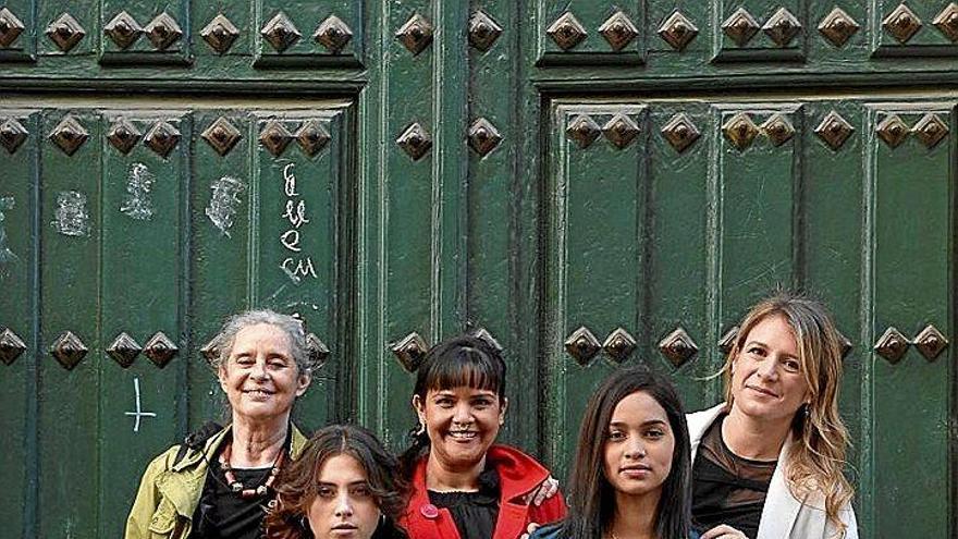Clara Roquet medita sobre la relación entre clases en su debut como directora