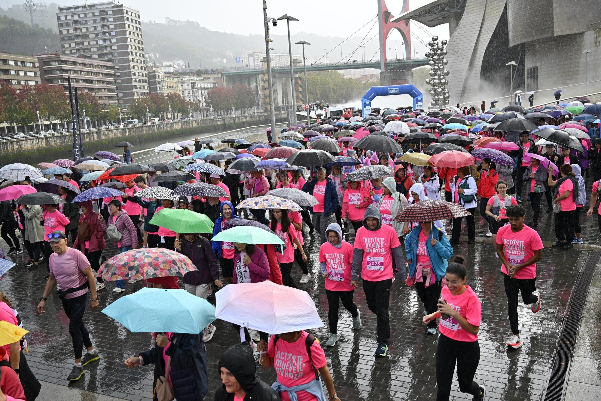 En imágenes: los paraguas tiñen la marea rosa de Bilbao