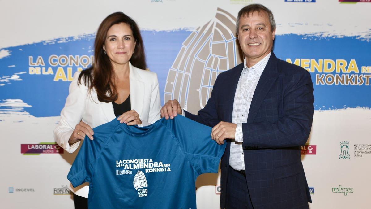 Begoña Llarena y Roberto Ortíz de Urbina, director general de DNA