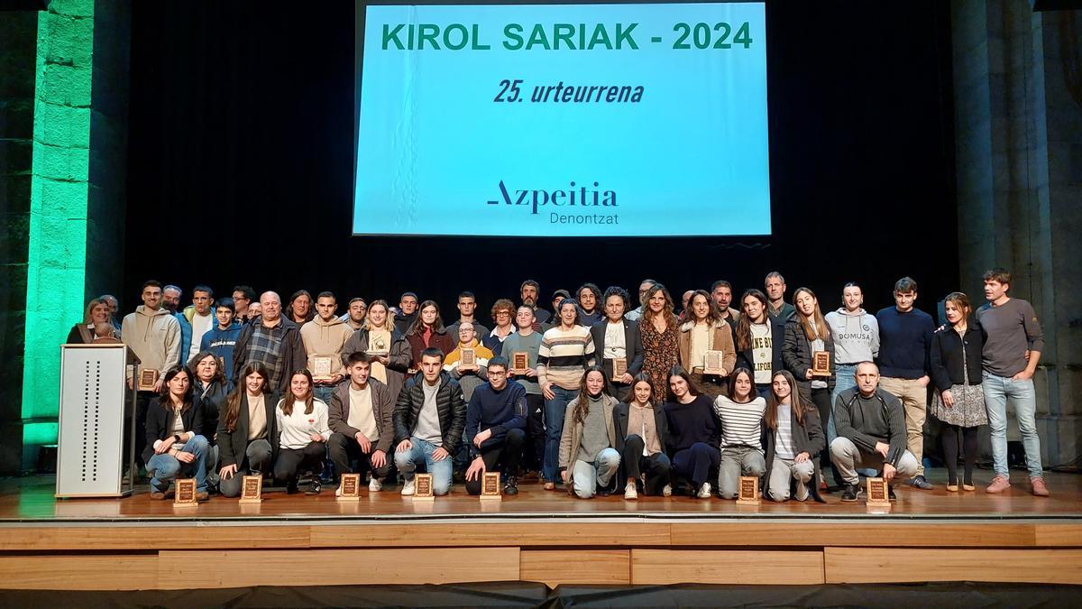 Premiados y finalistas en la gala del 25ª aniversario de los Premios del Deporte de Azpeitia celebrada el año pasado.