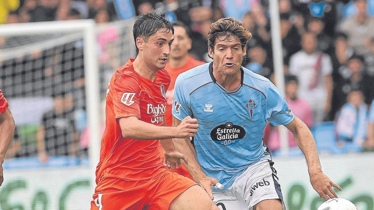 Gorrotxategi disputa el balón contra Marcos Alonso