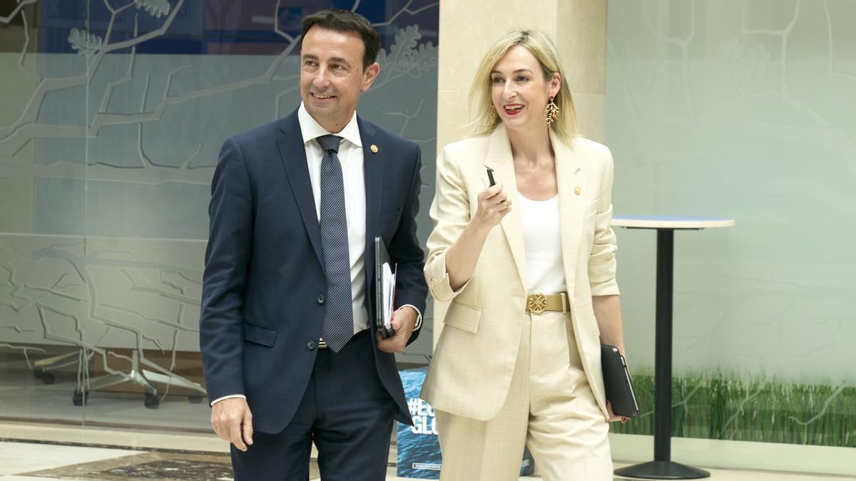 El vicelehendakari segundo, el socialista Mikel Torres, con la portavoz del Gobierno vasco, la jeltzale Maria Ubarretxena