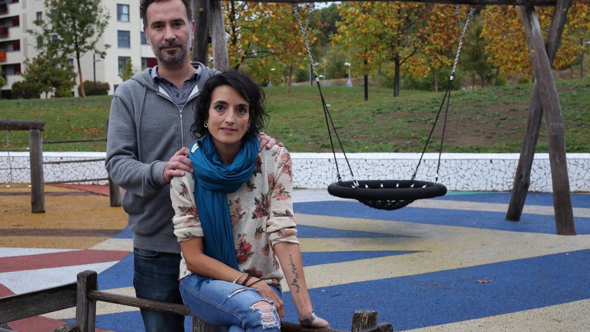 Los pamploneses Mikel Azpilicueta y Patricia Tello posan delante de un columpio vacío.