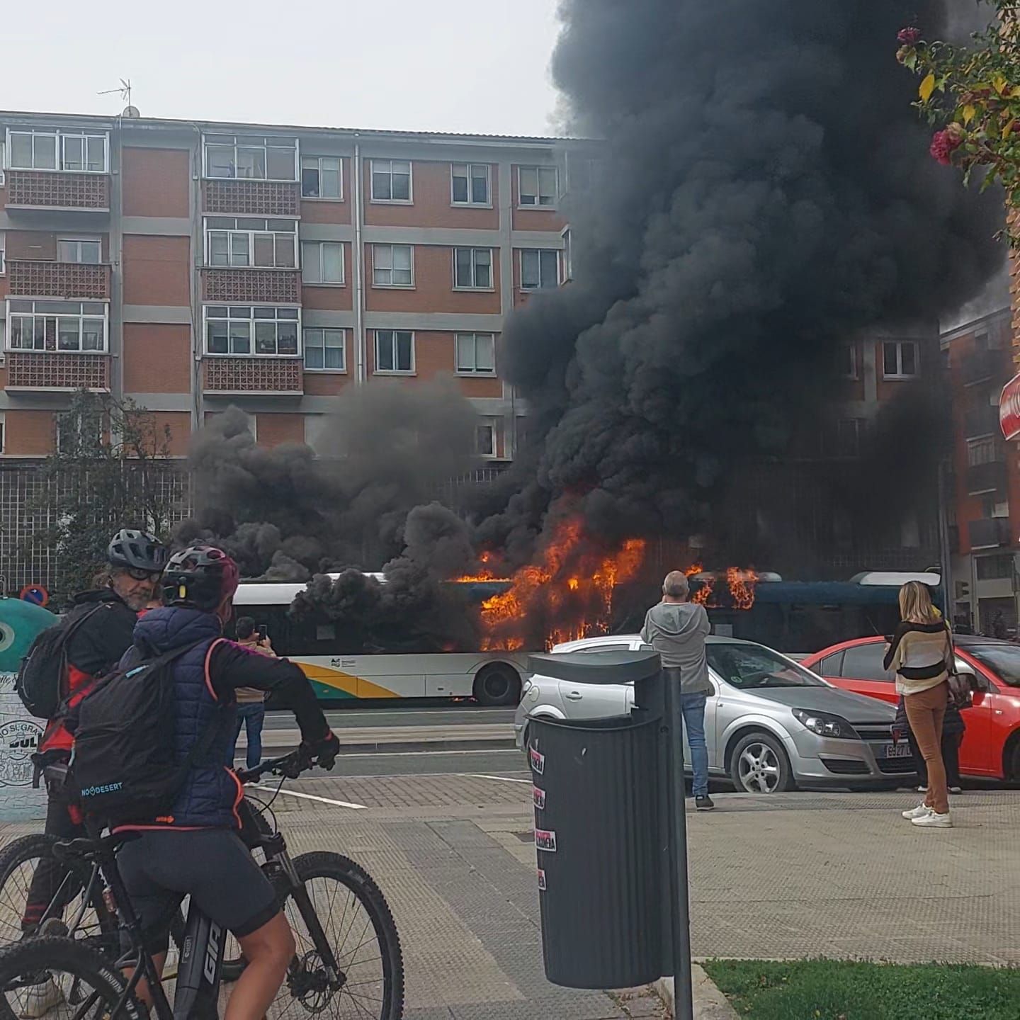 Fotos de la villavesa ardiendo en Berriozar