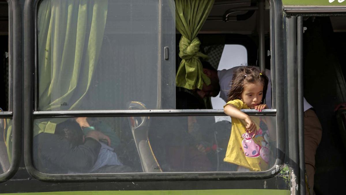 Imagen de archivo de un autobús con familias refugiadas afganas