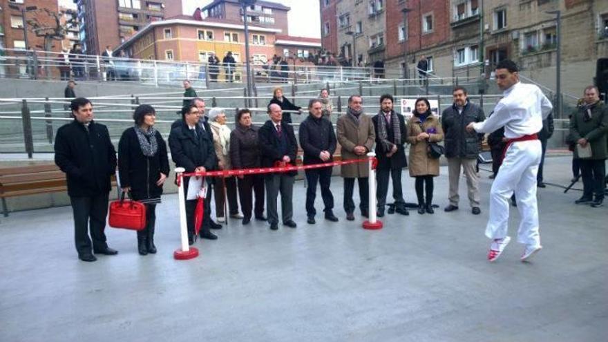 El alcalde de Bilbao, Ibon Areso, ha inaugurado la renovación de las cinco plazas de Etxebarria de Santutxu.