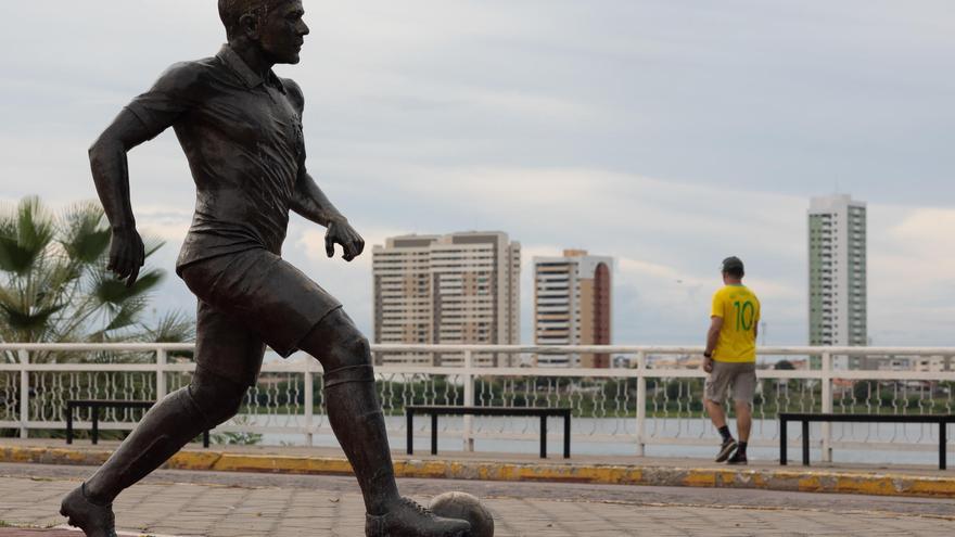 Retiran una estatua de Dani Alves en su ciudad natal