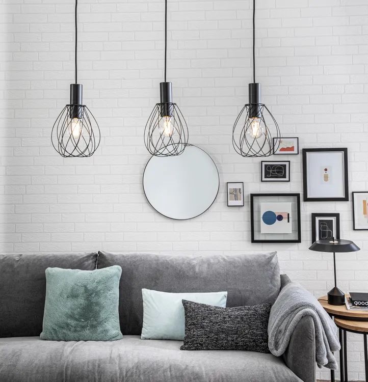 Pared de salón empapelada con un diseño muy realista que imita a ladrillos en color marfil.