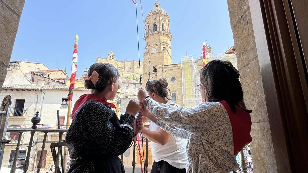 Bajada del Pellejo Txiki el día de la infancia en las fiestas de Las Reliquias de Labastida
