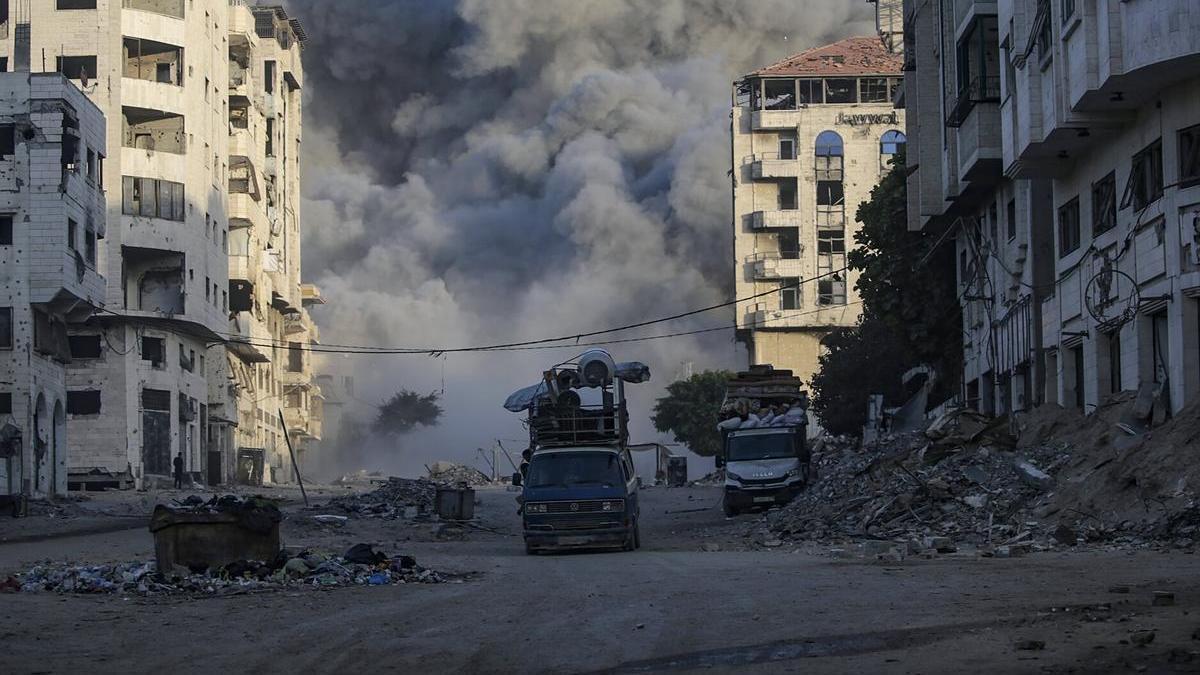 Un ataque aéreo israelí impacta en un edificio de varios pisos en la ciudad de Gaza