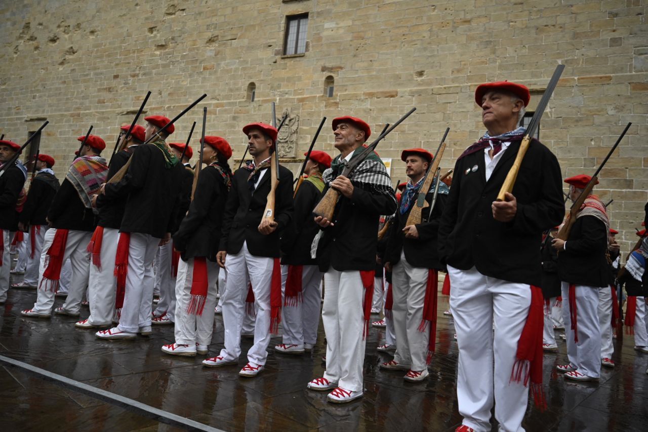 La compañía Jaizkibel desfila en Hondarribia