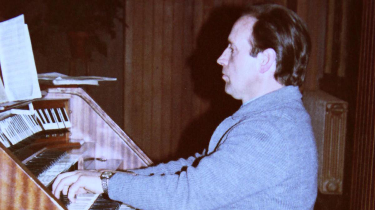 Lorenzo Ondarra, al piano en una interpretación que llevó a cabo en Alsasua el 24 de marzo de 1984.