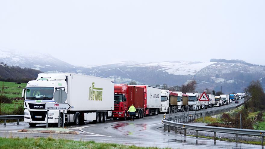 Los supermercados alertan de posible desabastecimiento tras la prohibición de circulación de camiones por la borrasca