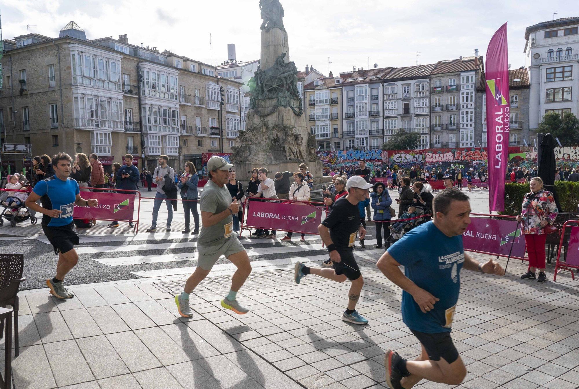En imágenes: Un millar de corredores atraviesan la almendra