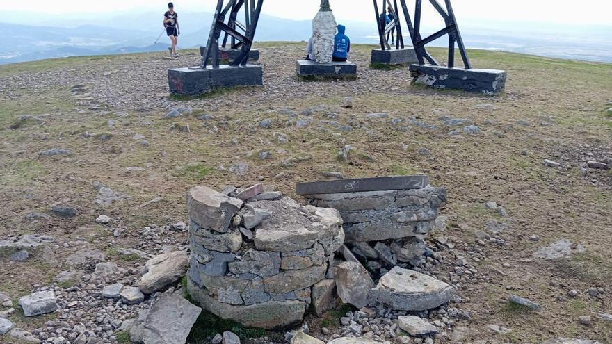 El vandalismo causa importantes daños en la Cruz de Gorbeia y su mesa de orientación