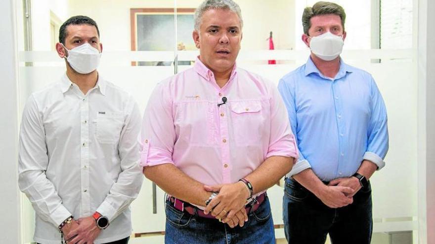 El presidente de Colombia y dos de sus ministros escapan ilesos de un atentado contra su helicóptero