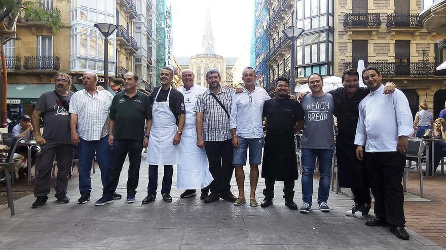 Gran parte de los protagonistas de la fiesta en la puerta del bar Vallés en la calle Reyes Católicos de Donostia.