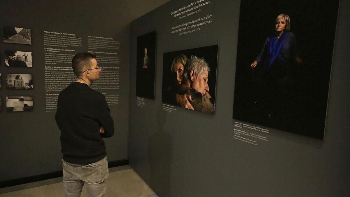 Exposición sobre bebés robados en el Planetario de Pamplona.