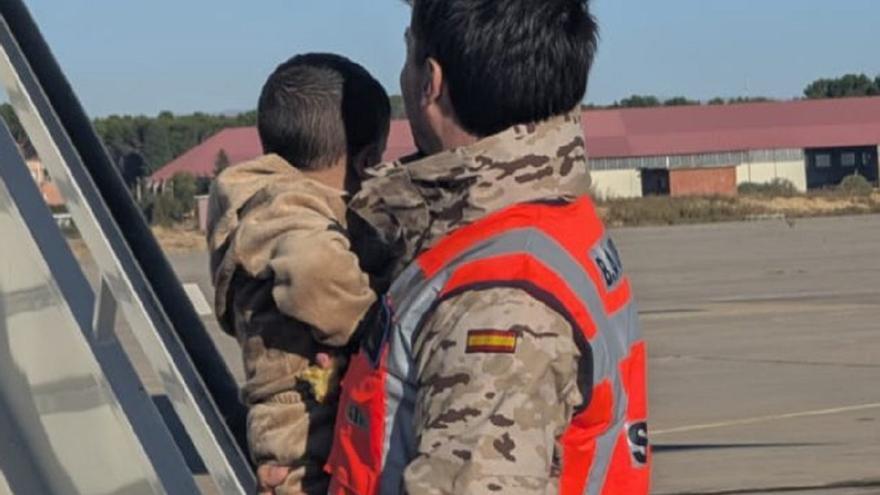 Llegada del avión a Madrid con 19 niños y niñas gazatíes para ser tratados.