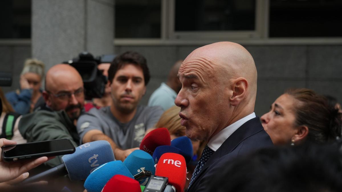 El abogado de las familias, Aitzol Asla, antes del comienzo del juicio