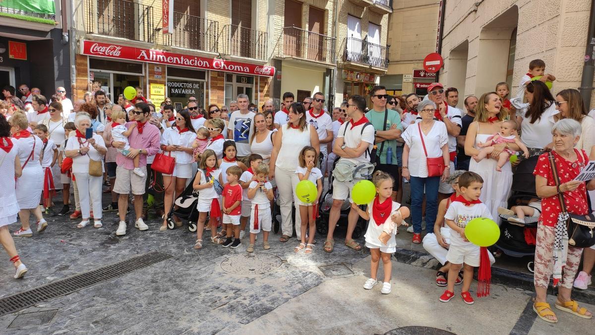 Mucho público siguiendo el recorrido de la procesión en Estella.