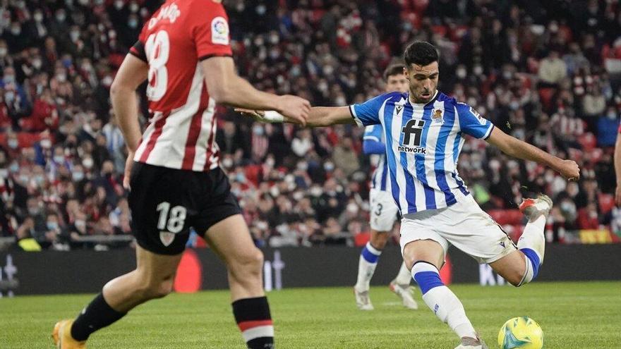 Mikel Merino ensaya el disparo durante el derbi de San Mamés.