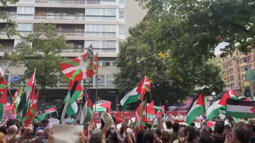 Una mutitudinaria protesta contra el Israel acompaña a La Vuelta en la meta de Bilbao