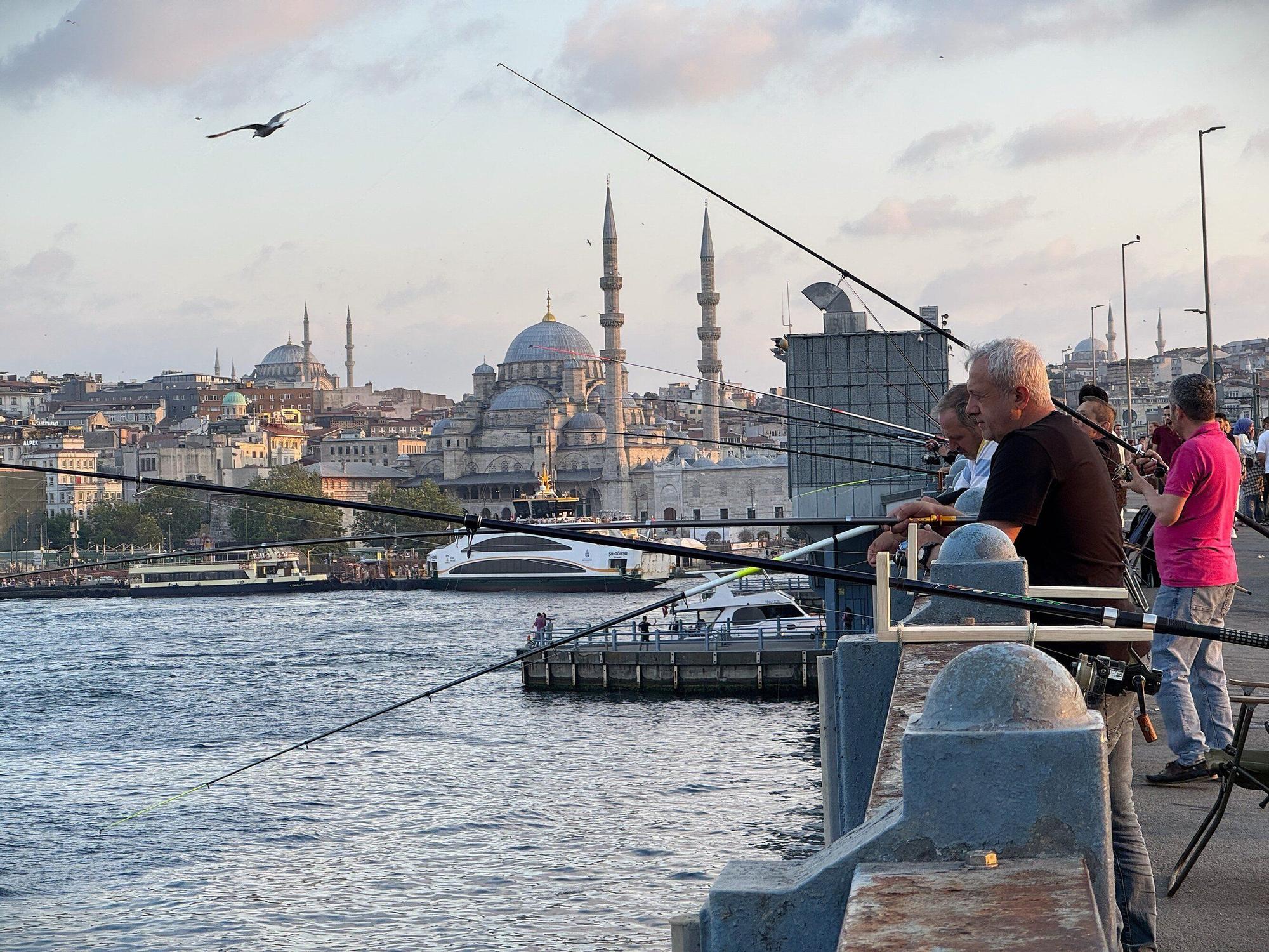 Puente de Gálata al atardecer, en Estambul.