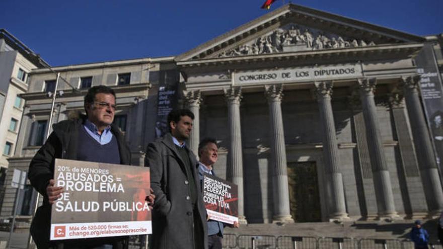 Víctimas de abusos sexuales se concentran en el Congreso de los Diputados, en una imagen de archivo.