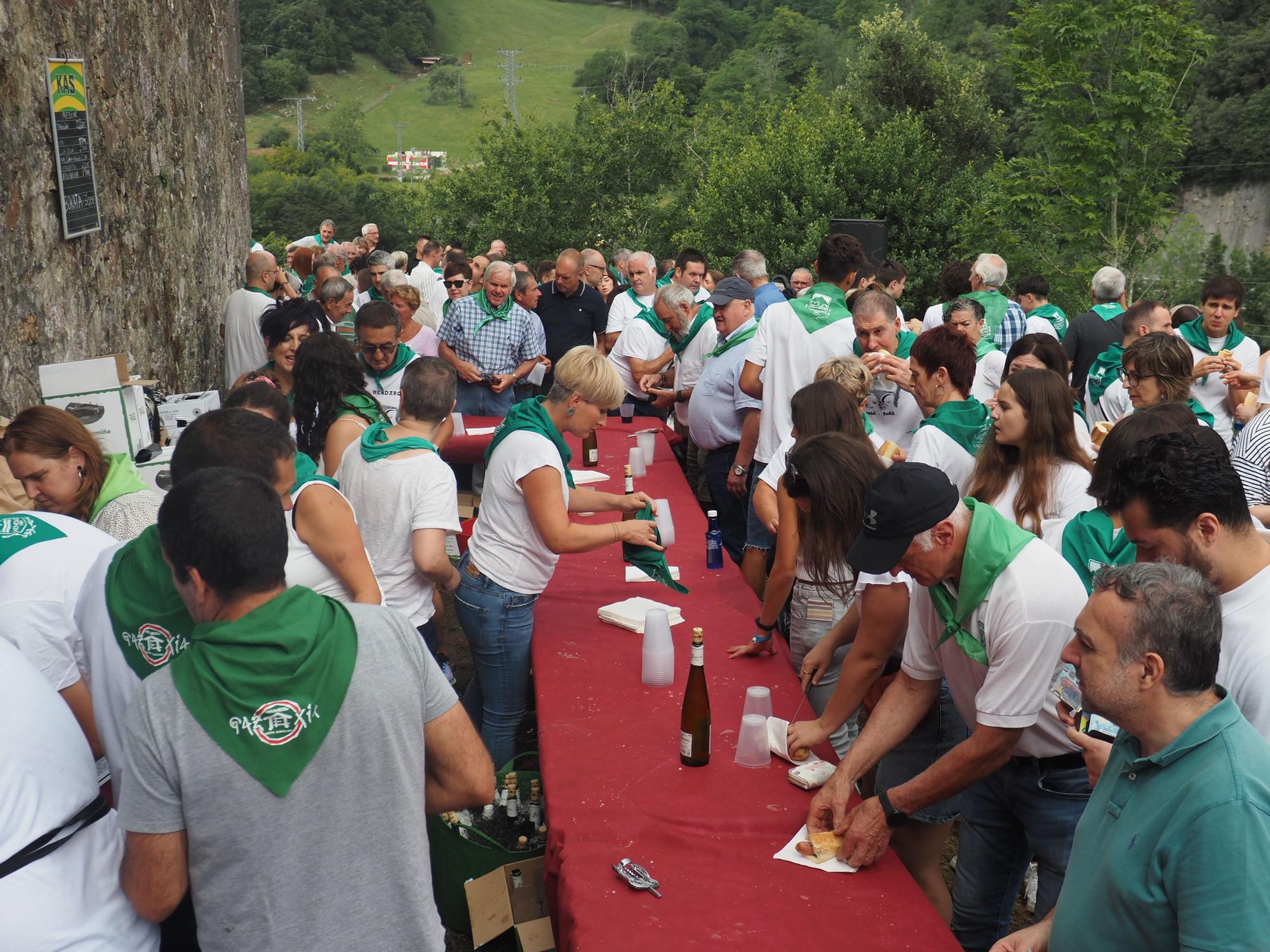 Fiesta en verde y blanco en la ermita de Santa Ana de Mendaro