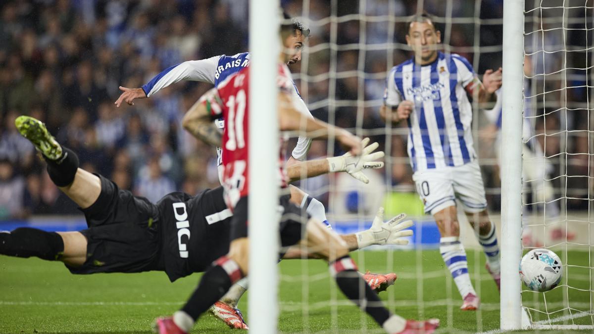 Momento en que el realista Brais Méndez ejecuta en la meta defendida por Unai Simón el primer gol del derbi