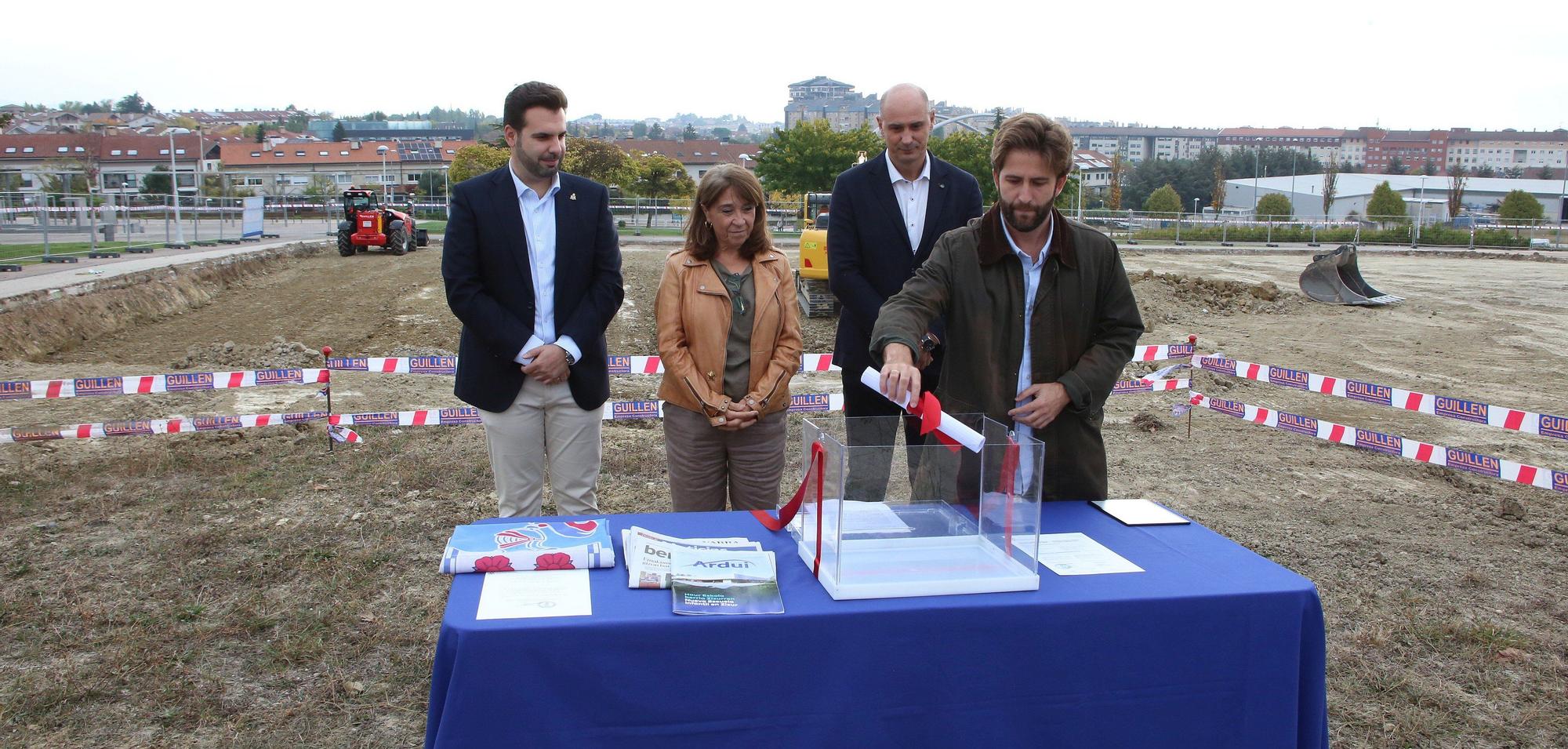 Colocación de la primera piedra de la nueva Escuela Infantil Sarastigorri en Zizur Mayor