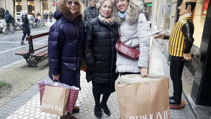 El arranque de las rebajas puede con el frío en Donostia: "Nos llevamos de todo"